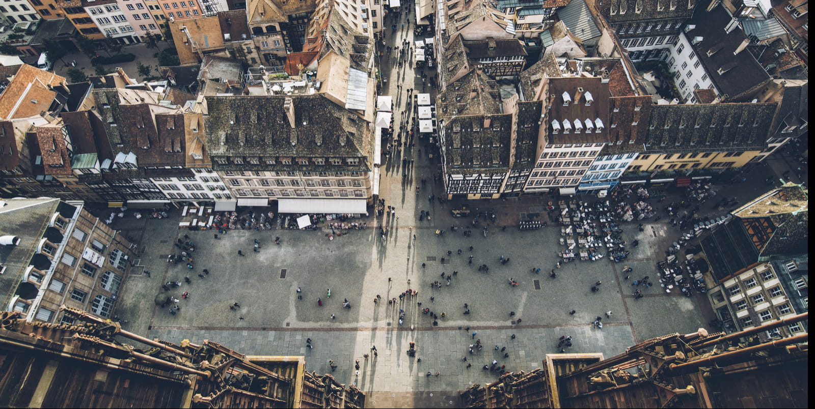 Vue sur la Place de la Cathédrale à Strasbourg-