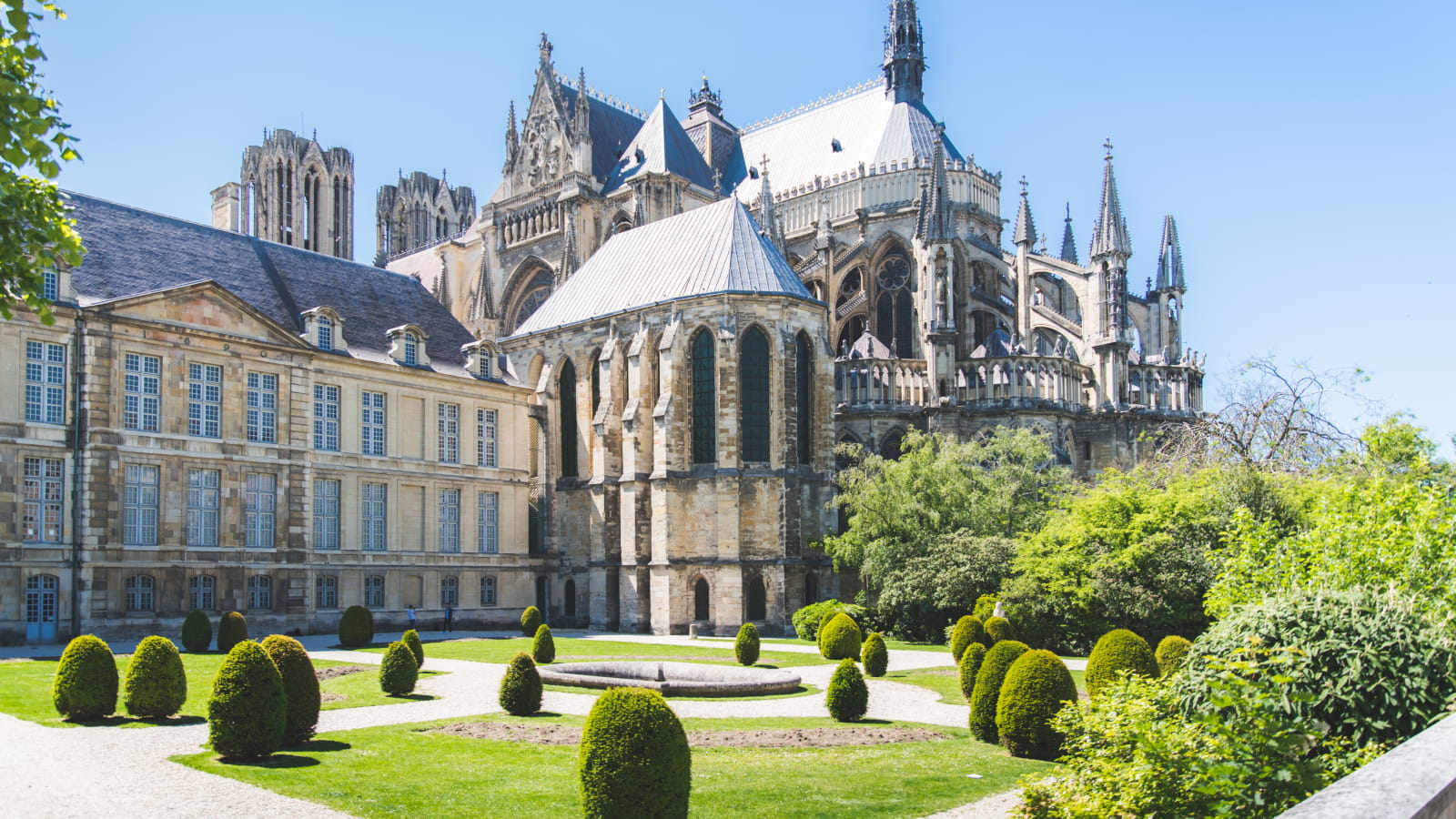 Le square Henri Deneux derrière la cathédrale de Reims