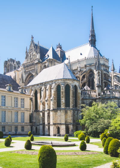 Le square Henri Deneux derrière la cathédrale de Reims