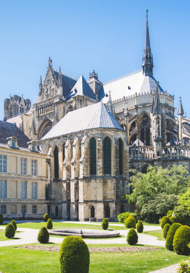 Le square Henri Deneux derrière la cathédrale de Reims