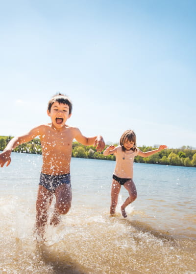 S&#039;amuser au Lac de Bairon