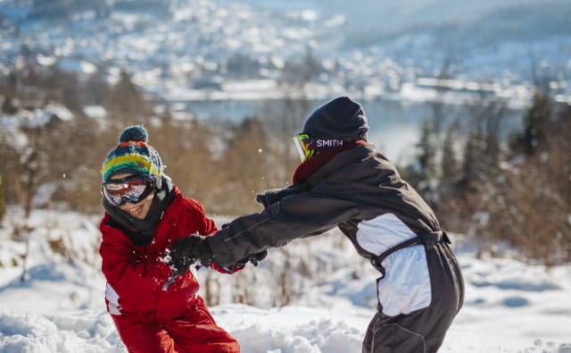 Enfants qui jouent dans la neige Lac de Gérardmer