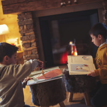 Enfants Garçons Lecture Feu dans la cheminée