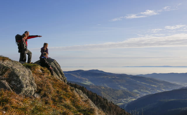Promenade sur la route des crêtes , point d&#039;observation, vue horizon route des crêtes, adultes, enfants , signes de la main