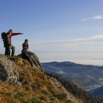 Promenade sur la route des crêtes , point d&#039;observation, vue horizon route des crêtes, adultes, enfants , signes de la main
