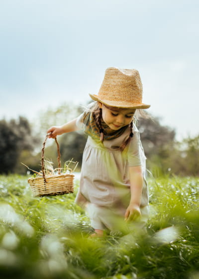 Petite fille qui cueille de l&#039;herbe