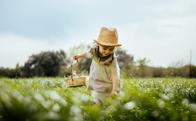 Petite fille qui cueille de l&#039;herbe