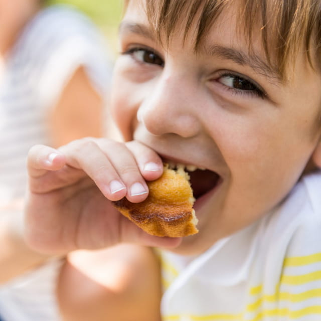 Enfant mangeant