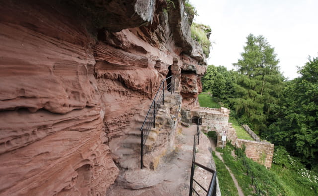Pays de Bitche, monument médiéval, bloc de grès rose, site historique