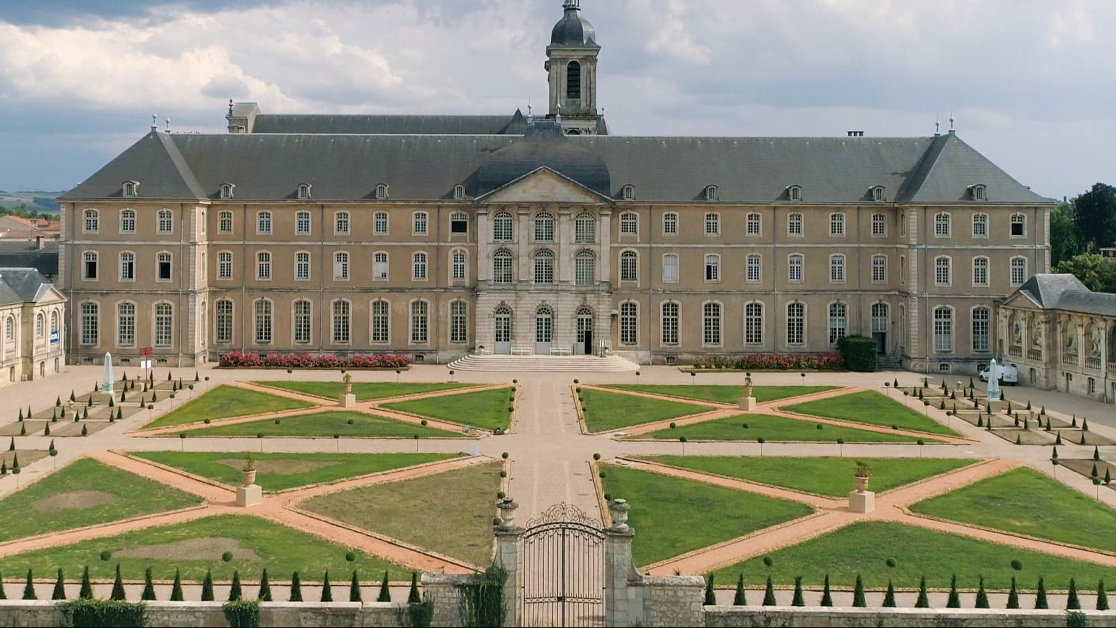 Abbaye des Prémontrés cour d&#039;honneur / jardin