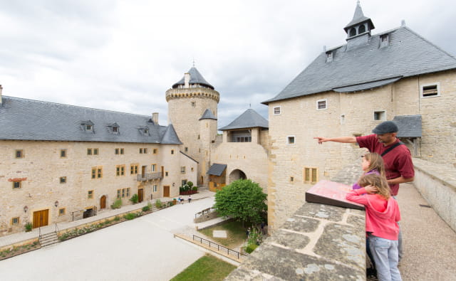 Château de Malbrouck cour intérieure / famille