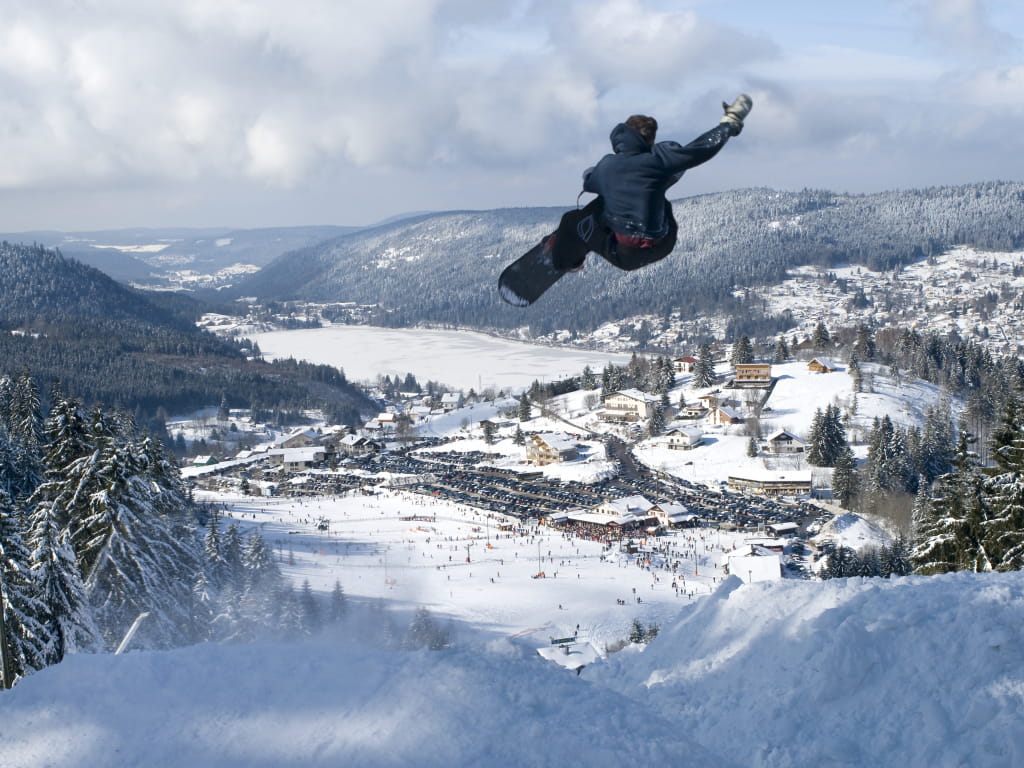 Snowboard / saut / freestyle / neige / lac gelé