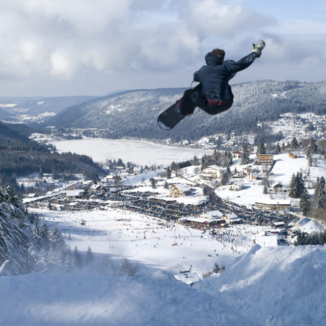 Snowboard / saut / freestyle / neige / lac gelé