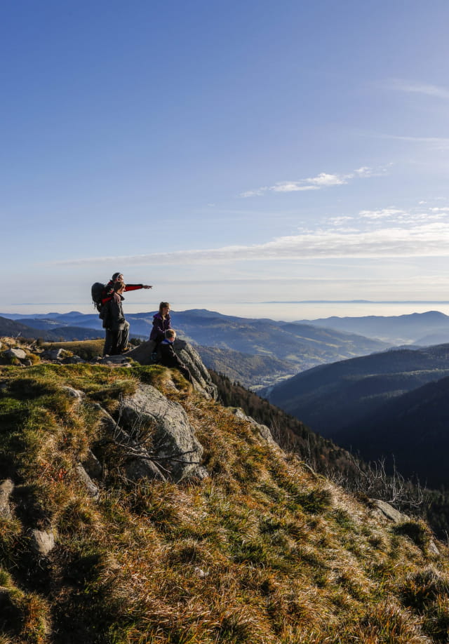 Promenade sur la route des crêtes , point d&#039;observation, panorama route des crêtes, adultes, enfants , signes de la main