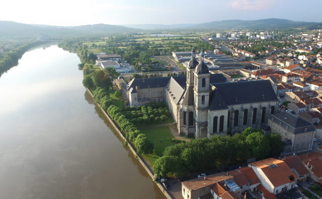 Abbaye des Prémontrés le long de la Moselle