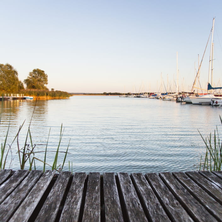 Couché de soleil sur le lac de Madine . Port de plaisance