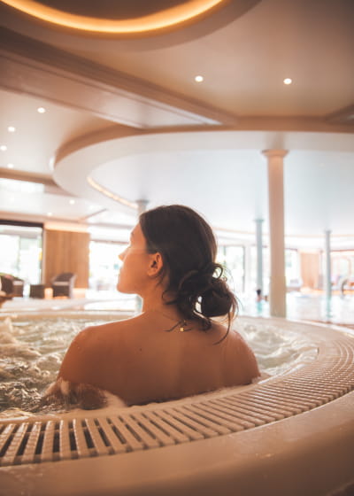 Jacuzzi en bord de piscine