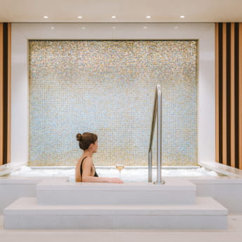 Jacuzzi et champagne au Royal Champagne Hotel &amp; Spa