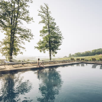 Piscine extérieure au Loisium Wine &amp; Spa Hôtel Champagne