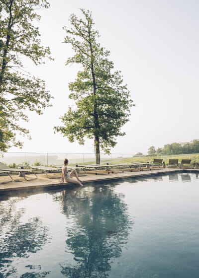 Piscine extérieure au Loisium Wine &amp; Spa Hôtel Champagne