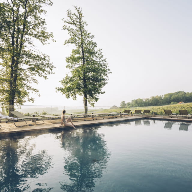 Piscine extérieure au Loisium Wine &amp; Spa Hôtel Champagne