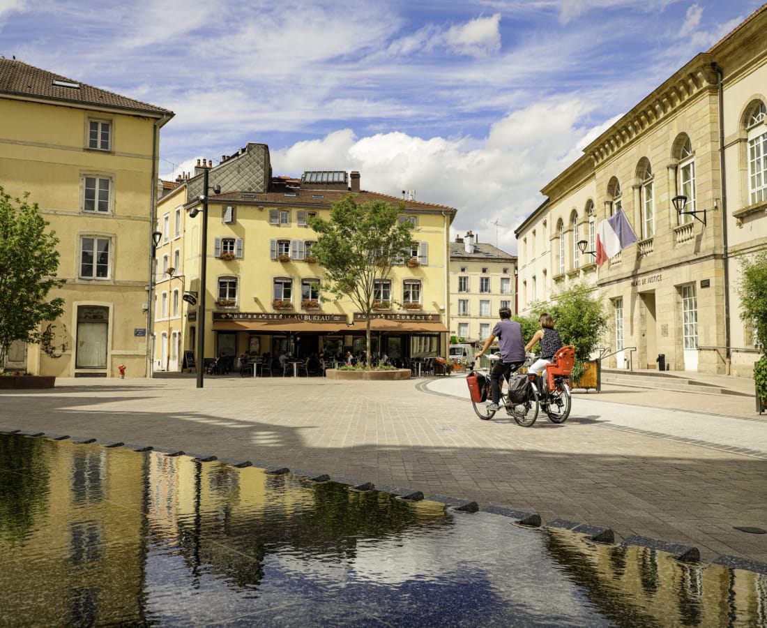 Entre le palais de justice et la basilique Saint-Maurice d&#039;Epinal