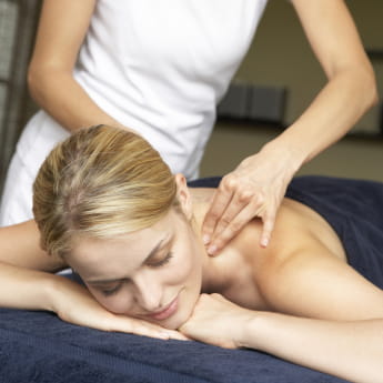Femme qui se fait masser