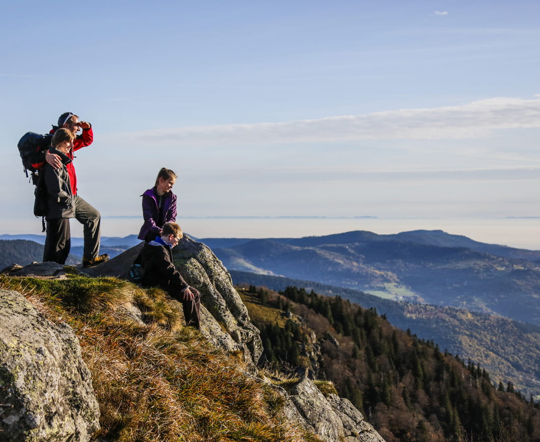 Promenade sur la route des crêtes , sommet hohneck, vue horizon route des crêtes, adultes, enfants, famille