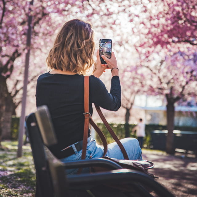 Fille qui prend une photo au Parc Verlaine