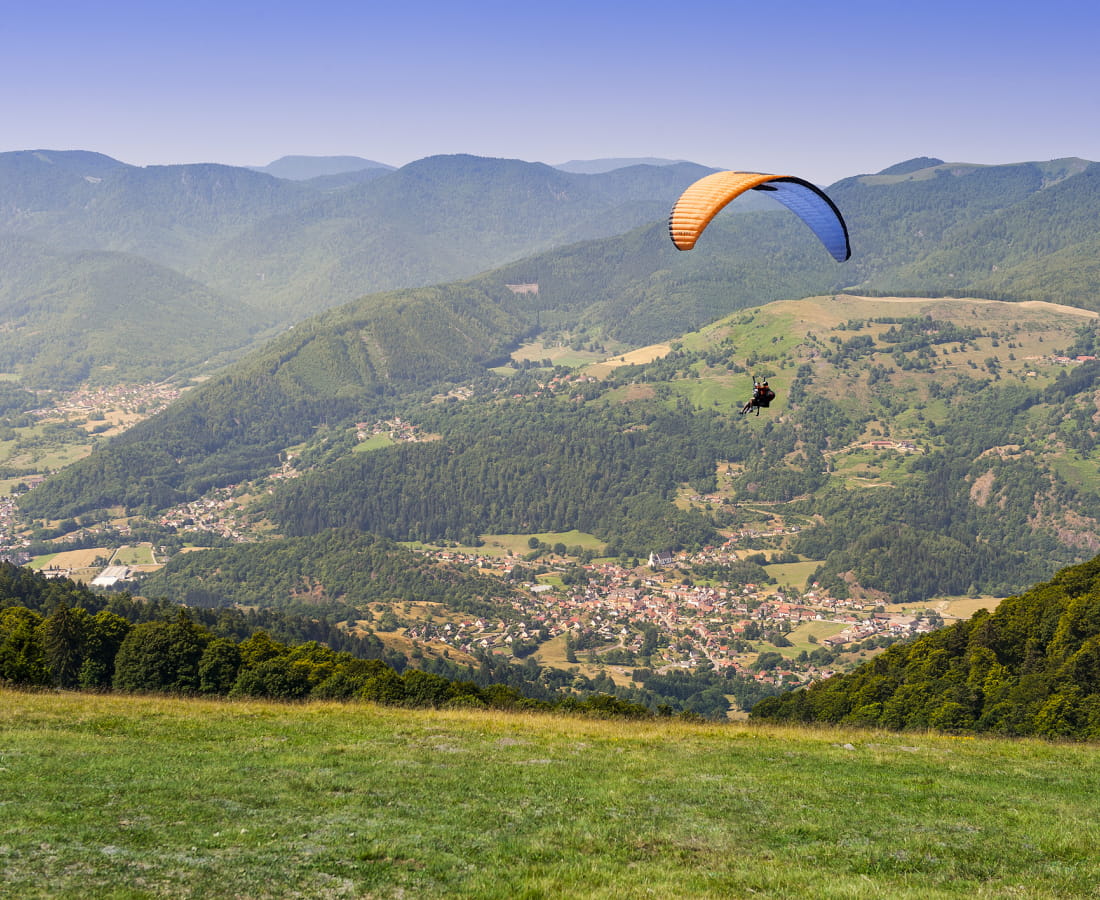 Massif des Vosges, station Le Markstein, parapente, vue panoramique massifs et vallons