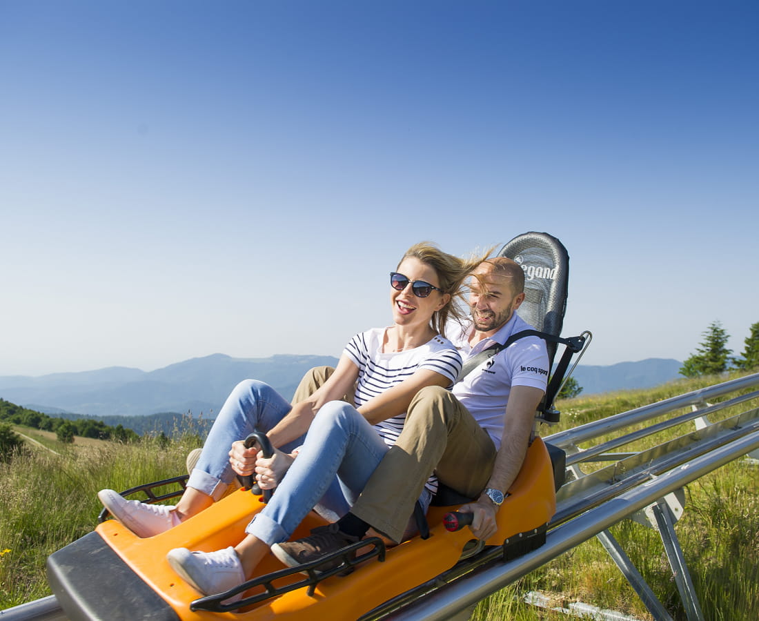 Massif des Vosges, station Le Markstein, luge d&#039;été, homme, femme