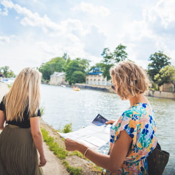 Regarder une carte sur les quais de Moselle