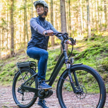 Promenade à vélo en forêt
