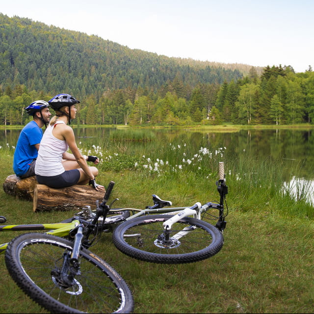Massif des Vosges, La Bresse - Xonrupt-Longemer, vélo, couple devant lac de Longemer