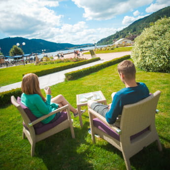 Détente sur la plage du restaurant Le Lido au bord du lac de Gérardmer.