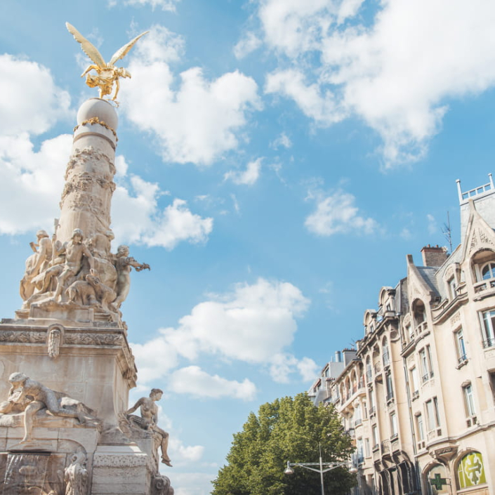 Fontaine Subé et façades à Reims