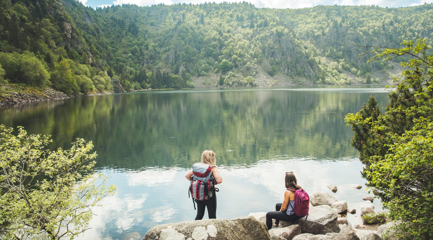 Deux randonneuses devant le lac Blanc