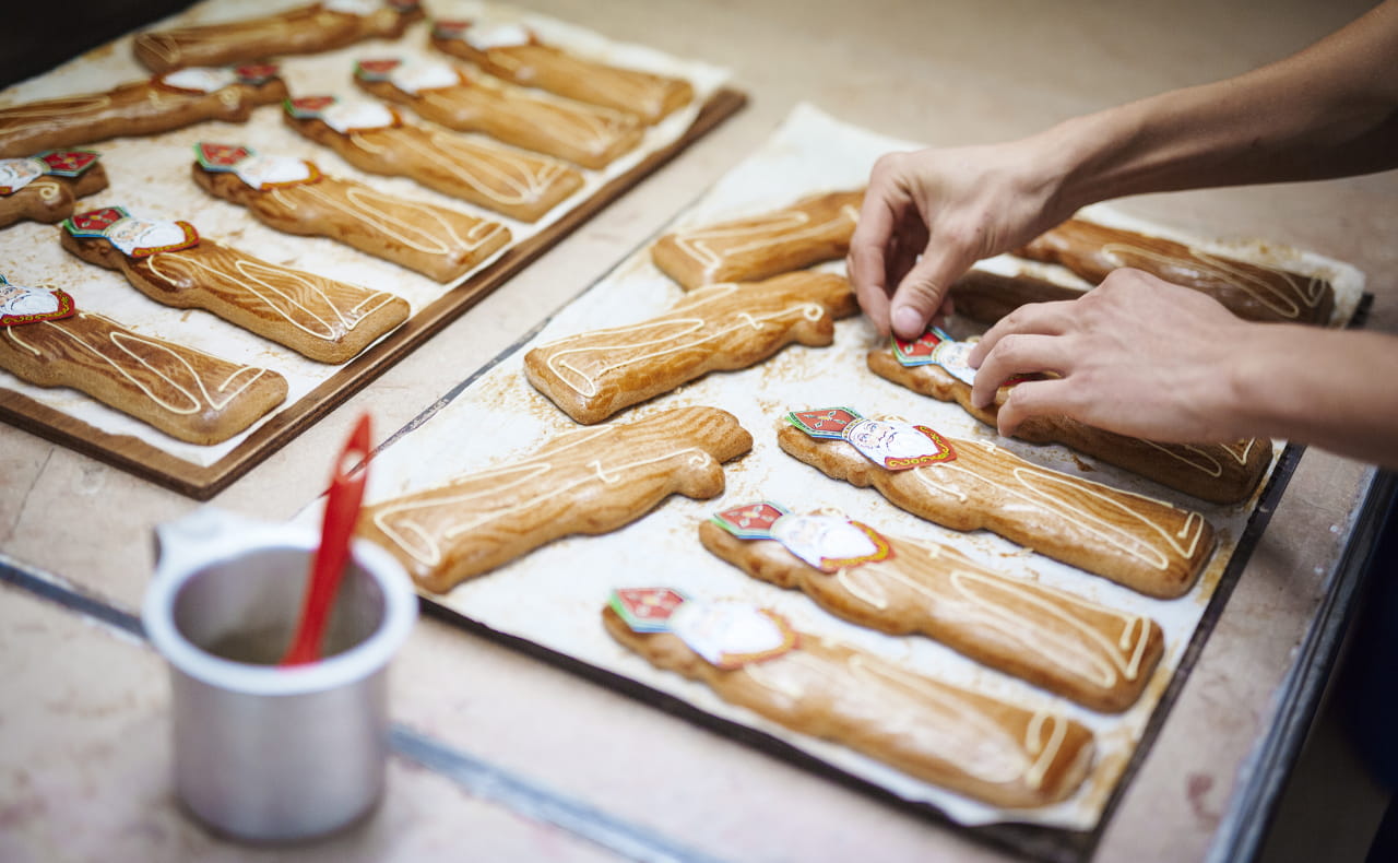 Glaçage et décoration des Saint-Nicolas en pain d&#039;épices